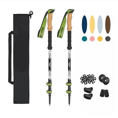 Saliekamas pārgājienu nūjas